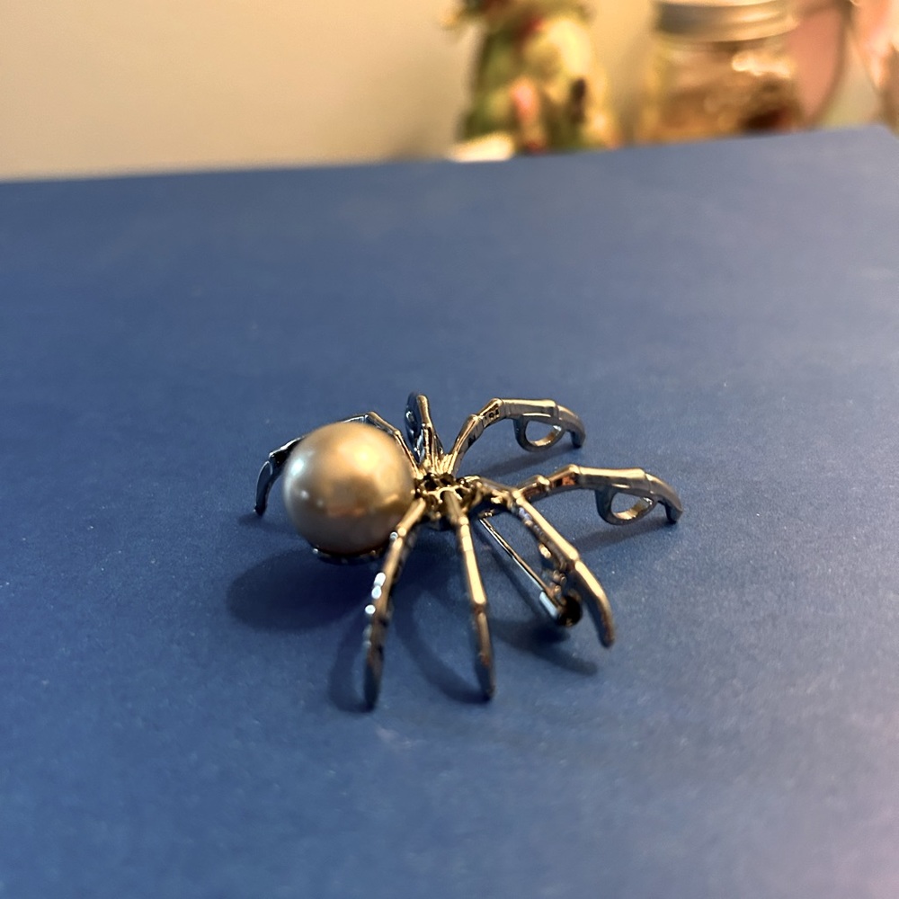 Grey pearl spider pendant